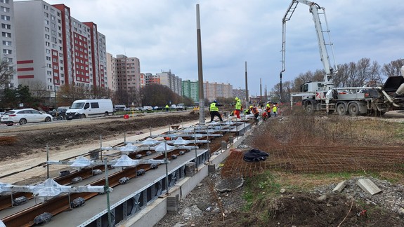 Tempo prác na električkovej trati v Petržalke je naďalej nedostatočné, magistrát verí, že čoskoro dôjde k dohode