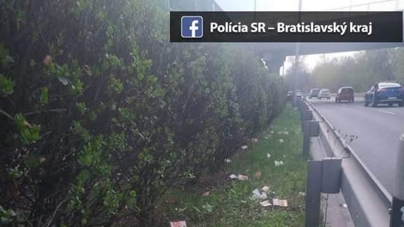 FOTO: Po ulici v Bratislave lietali pravé bankovky! Stratil ich unikajúci lupič na motorke