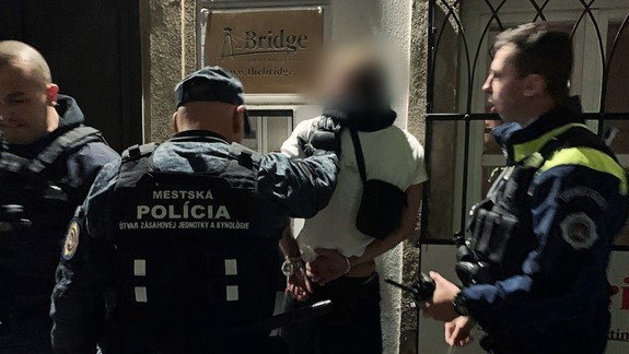 Prezradilo ho tetovanie na tvári: Pod Michalskou bránou zadržali násilníka, ktorý mal ublížiť aj dieťaťu