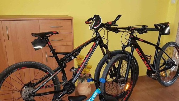 FOTO: Zlodej ukradol tieto bicykle z balkóna vo výške 7,5 metra. Ich majitelia boli počas krádeže doma