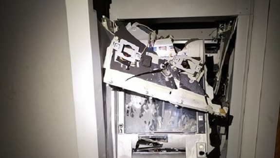 V Rači nadránom vyhodili do vzduchu bankomat