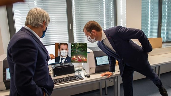 Premiérovým statusom s fotografiou hákového kríža sa má zaoberať polícia