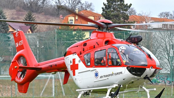 Muža pri výkopových prácach zavalilo, zasahoval vrtuľník