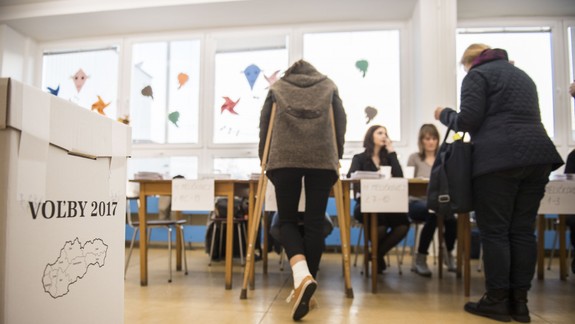 Deň volieb do VÚC je tu - na Kolibe prišli prví voliči odovzdať svoj hlas už o siedmej ráno!