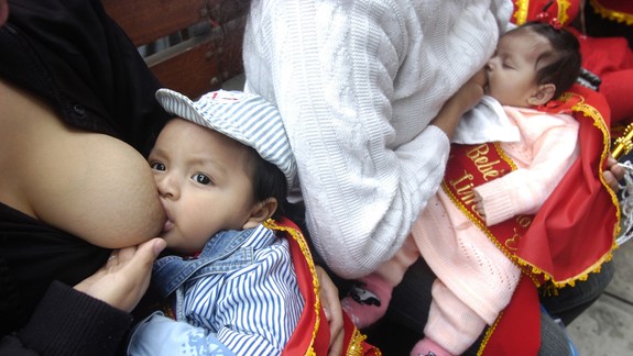 Rozpaky cestujúcich v MHD: Matka začala dojčiť svoje dieťa priamo v autobuse - ako by ste reagovali?