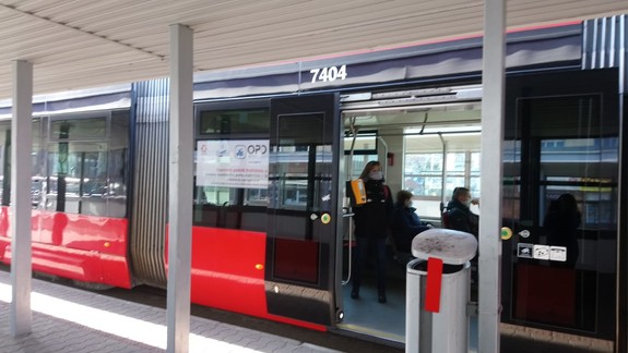 FOTO: Je to normálne? Na povinnosť nosiť v MHD rúško reagujú niektorí cestujúci agresívne