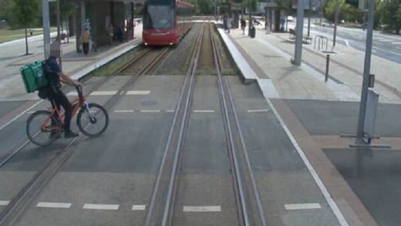 Do jazdnej dráhy električky nečakane vošiel cyklista, polícia pátra po jeho identite