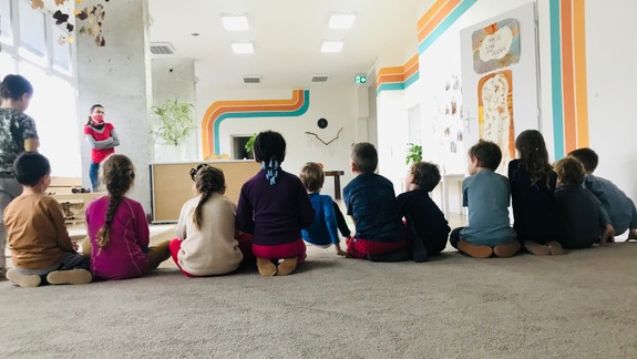 V tejto škole sa deti neboja známok a učiteľ si vie priznať chybu