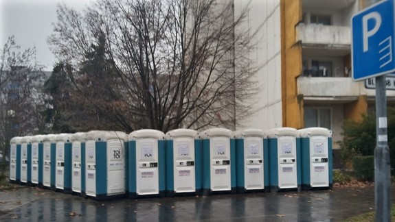 FOTO: Pred panelák na Rezedovej ulici priviezli 13 mobilných toaliet - nájdu tu svoje využitie?