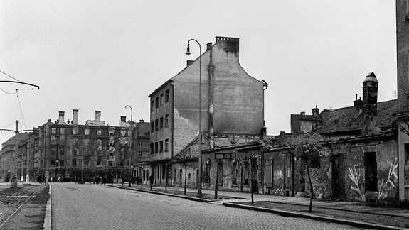 Premena známej ulice so známym domom: Všimli ste si niekedy označenie na fasáde?