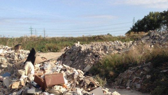 Policajti obvinili 62-ročného muža z neoprávneného nakladania s odpadmi