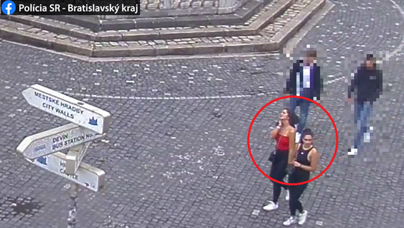 FOTO: Policajti pátrajú po osobách, ktoré by mohli objasniť víkendový incident na Rybnom námestí - nepoznáte ich?