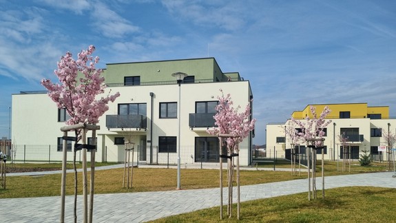 Škôlka aj vlak na skok a v Bratislave ste za 15 minút bez zápchy. Príďte sa pozrieť, ako sa žije v bytoch so záhradou v Kvetoslavove