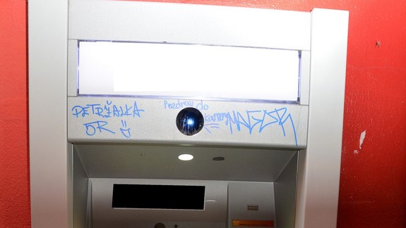 FOTO: Mladík takto počarbal bankomat v Petržalke a teraz mu hrozí ročný trest!