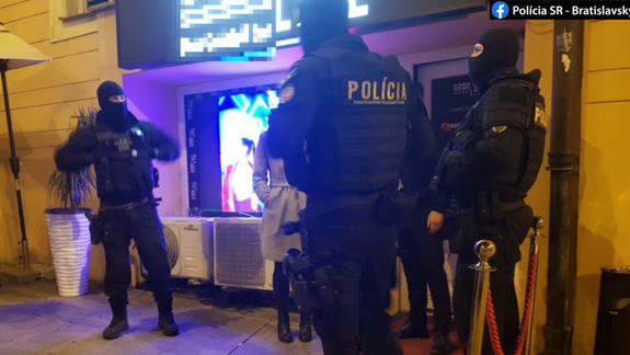 Policajný záťah v centre mesta, zameraný bol aj na dodržiavanie pandemických opatrení