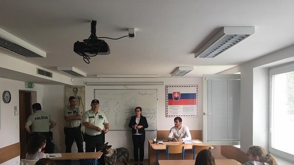 Prehliadka na bratislavskej škole – polícia hľadala u detí drogy!