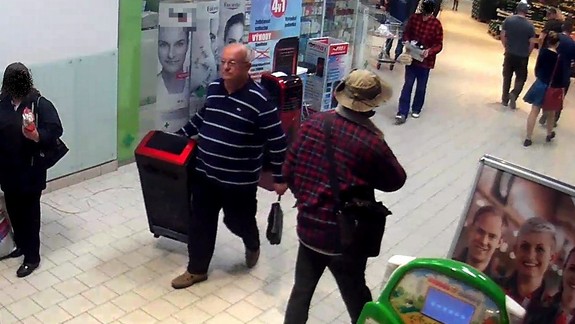 FOTO: Starší muž si z obchodného domu odniesol mobilnú klimatizáciu za 500 eur - teraz ho hľadajú policajti