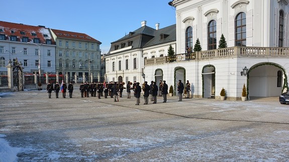 Pred Prezidentským palácom to dnes vyzeralo ako pri vojenských manévroch