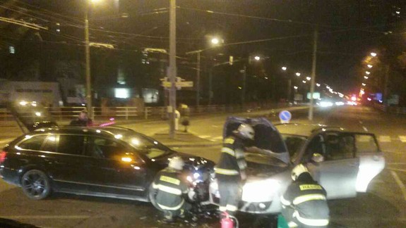 FOTO: Na križovatke Miletičovej so Záhradníckou sa zrazili dve autá - zasahovať museli hasiči!