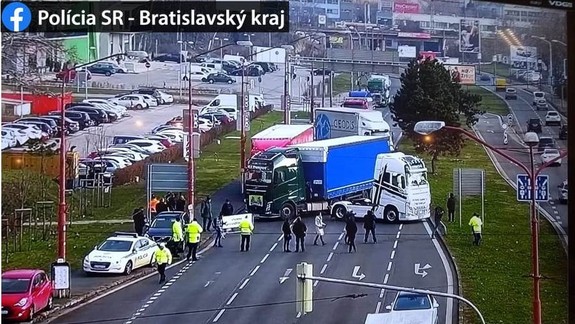 Kamióny zablokovali celú Rožňavskú, MHD museli presmerovať