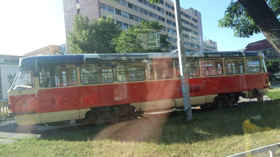 VIDEO: Ako a prečo sa električka dostala až na chodník pri konskej železnici?