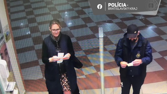 Zubné náhrady a pasty, niekto asi bude mať veľmi čisté zuby. Poznáte osoby na fotkách?