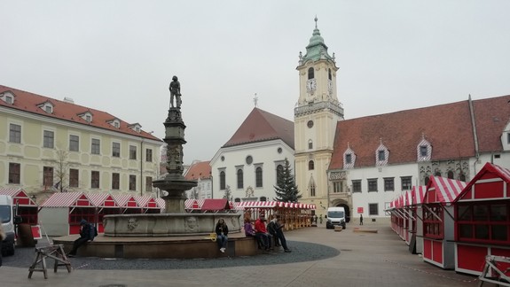 FOTO: V meste už stavajú stánky na vianočné trhy