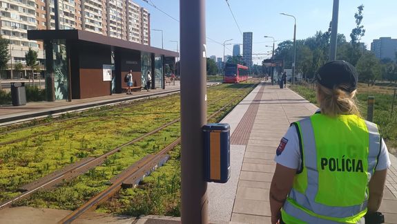 Na bezpečný koniec školského roka dohliada zvýšený počet policajtov