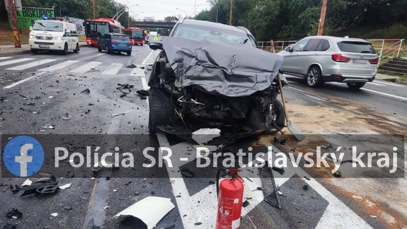 Veľká nehoda na Gagarinovej: Zrazili sa dve osobné autá s nákladiakom