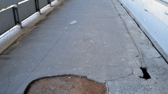 Most SNP je deravý, zničené schody opravili, poškodené sú ďalšie