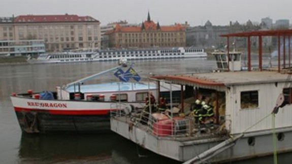 Na Tyršovom nábreží sa v piatok uvoľnil pontón
