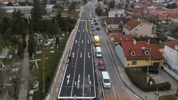 Jedna z najvyťaženejších ciest vo Svätom Jure bude kompletne zrekonštruovaná