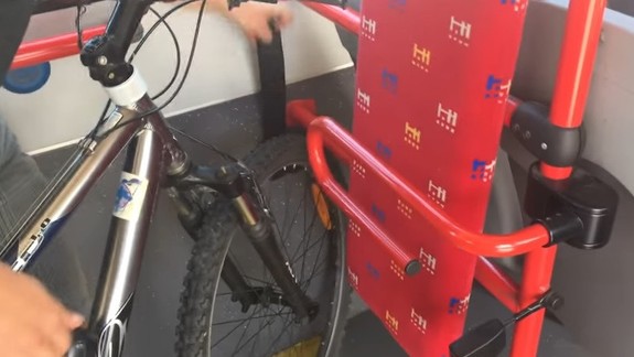 VIDEO: Viete, ako máte v prípade potreby prepravovať bicykel v prostriedkoch MHD?