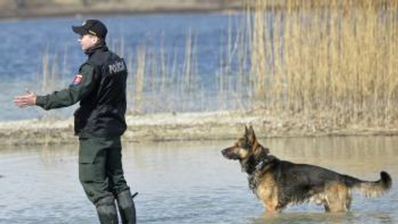 FOTO: Policajti so psami trénujú vyhľadávanie mŕtvol