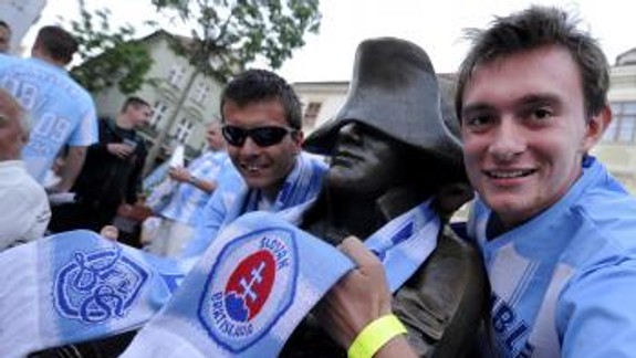 Centrum v belasom, Slovanisti si prevzali trofej