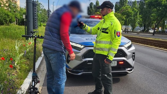 Policajti spustili akciu, zamerajú sa na cyklistov, kolobežkárov a motorkárov