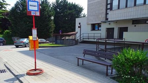 V Karlovej Vsi pribudlo 15 nových a 8 zrepasovaných lavičiek