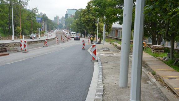 Zlý vtip? Do stredu nového chodníka pri rekonštruovanej električkovej radiále zabetónovali stĺpy!