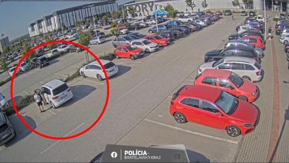 VIDEO: Policajti zadržali muža pri preberaní 10-tisíc eur od podvedeného seniora
