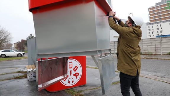 VIDEO: V Petržalke pribudli červeno-biele kontajnery na drobný elektroodpad