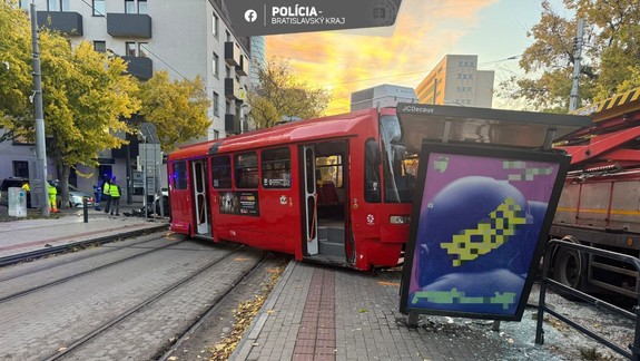 Vážna nehoda pri Žilinskej: Električka po zrážke s autom vrazila do prístreška na zastávke