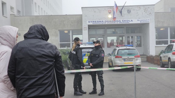 Bomba na školskom internáte v Rači sa nenašla, kraj konanie odsudzuje
