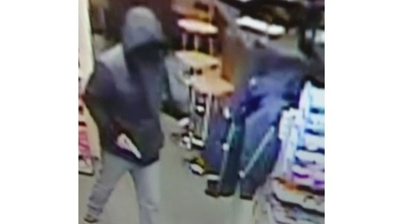 Nepoznáte ho? Neznámy lupič prepadol pumpu na Vajnorskej