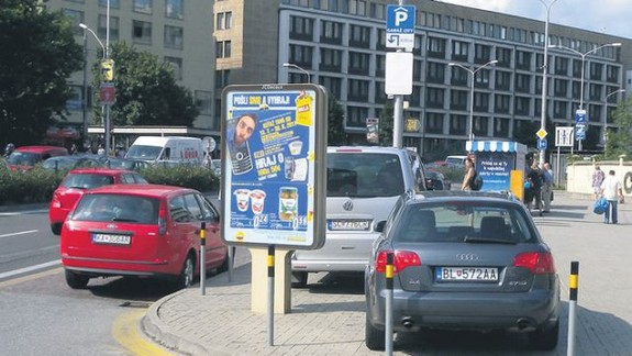 Autobusová zastávka je aj parkoviskom