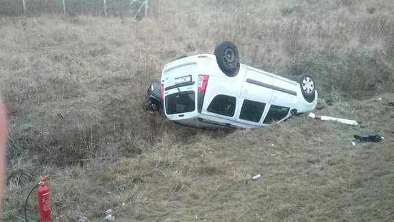 Nehoda pri Záhorskej Bystrici: Auto skončilo prevrátené v poli
