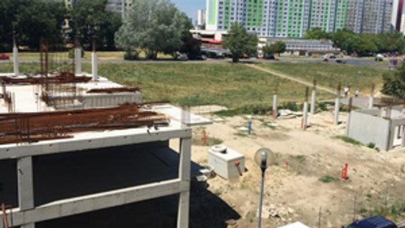 Susedia žiadajú odstránenie Domina