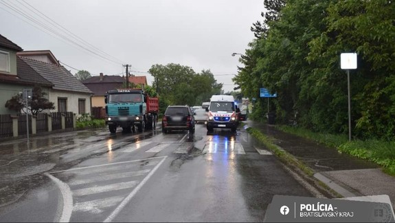 Na priechode zrazilo auto chodkyňu, polícia hľadá svedkov