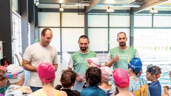 Olympionik Nagy potešil nádejných plavcov. Za výkony v bazéne im rozdal mokré vysvedčenia