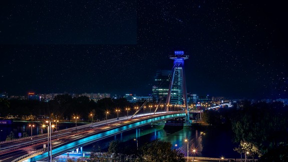 VIDEO: Viete, prečo je UFO na Moste SNP cez dušičkový víkend takto nasvietené?