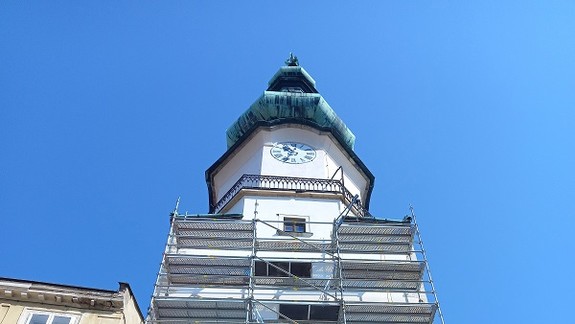 Z Michalskej veže snímu sochu sv. Michala Archanjela, čaká ju obnova